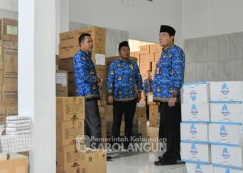 Pj Bupati Sarolangun saat Meninjau Stok Obat di Dinkes. (Dok. Diskominfo SRL).
