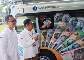 Kepala Perwakilan BI Jambi, Warsono mengecek kesiapan mobil kas keliling yang melayani penukaran uang, Selasa (19/3). (Putra).