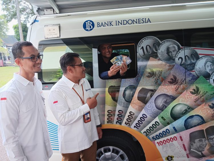 Kepala Perwakilan BI Jambi, Warsono mengecek kesiapan mobil kas keliling yang melayani penukaran uang, Selasa (19/3). (Putra).