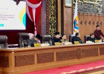 Suasana Rapat Paripurna dengan Agenda Penyampaian LKPJ Gubernur Jambi di Ruang Utama Gedung DPRD Provinsi Jambi. (Dok. Humas).