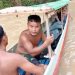 Menggunakan Perahu Ketek, Warga Membawa Korban yang Tenggelam. (Dok. Awan).
