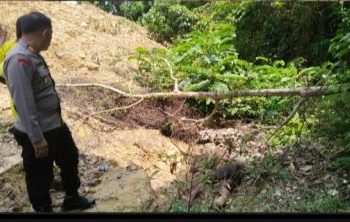 Mayat Korban saat akan Dievakuasi Polisi dan Warga. (Dok. Awan).