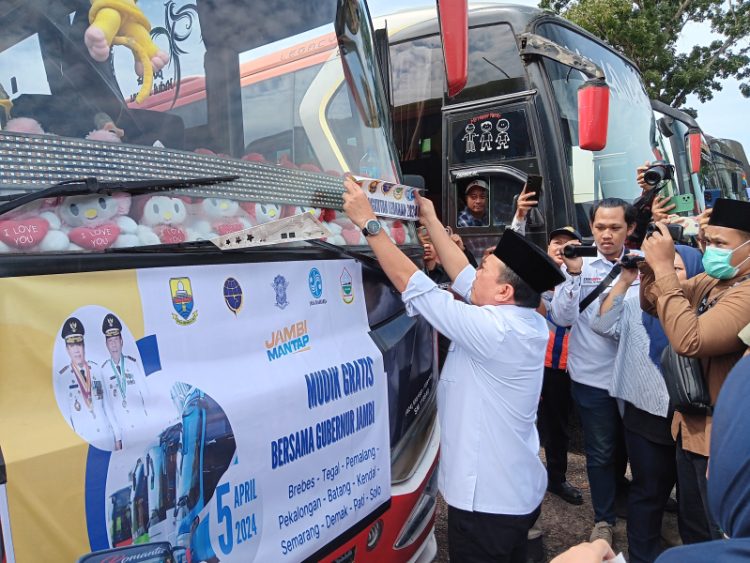 Gubernur Lepas Mudik Gratis Warga Jambi ke Pulau Jawa