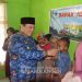 Pj Bupati Memberikan Susu Kepada Salah Satu Anak di Kabupaten Sarolangun. (Dok. Diskominfo SRL).