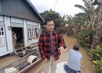 Anggota DPRD Provinsi Jambi, Abun Yani saat Meninjau Lokasi Banjir di Wilayah Muaro Jambi. (Dok. Istimewa).
