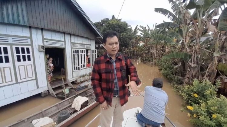 Anggota DPRD Provinsi Jambi, Abun Yani saat Meninjau Lokasi Banjir di Wilayah Muaro Jambi. (Dok. Istimewa).