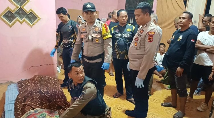 Pihak Kepolisan Mengepakuasi Mayat Korban dari Gantungan. (Awan).