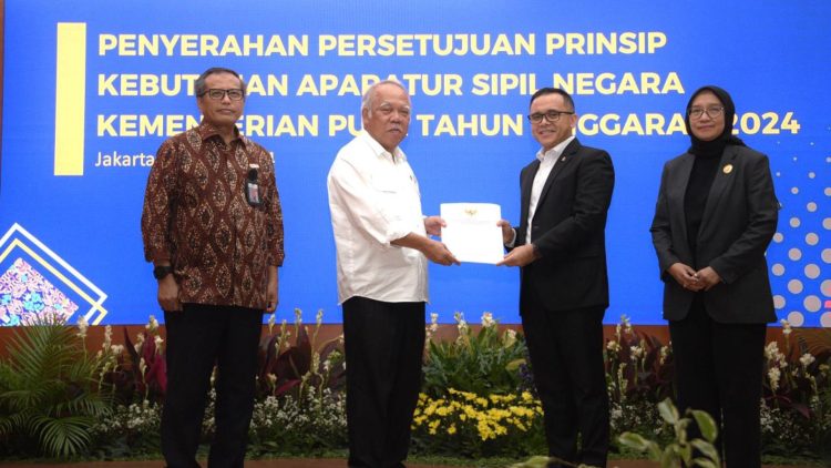 Menteri PAN RB Abdullah Azwar Anas memberikan formasi ASN kepada Menteri PUPR Basuki Hadimuljono. (Dok. Biro Komunikasi Publik).