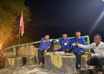 Pj Bupati Sarolangun Menikmati Kopi di Salah Satu tempat Wisata di Batang Asai. (Awan).