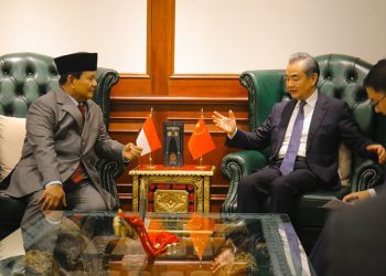 Menteri Pertahanan RI Prabowo Subianto menyambut hangat kedatangan Menteri Luar Negeri China Wang Yi, di Kantor Kementerian Pertahanan, Jakarta, Kamis (18/4/2024). Foto: Humas Kemhan.