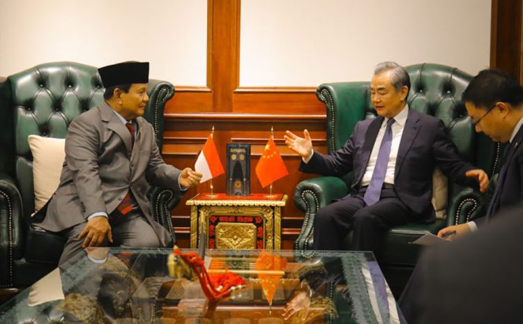 Menteri Pertahanan RI Prabowo Subianto menyambut hangat kedatangan Menteri Luar Negeri China Wang Yi, di Kantor Kementerian Pertahanan, Jakarta, Kamis (18/4/2024). Foto: Humas Kemhan.