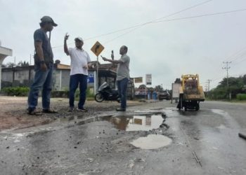 Waka Komisi III DPRD Provinsi Jambi, Ivan Wirata saat Meninjau Jalan Rusak di Wilayah Pijoan Muaro Jambi. (Dok. Istimewa).