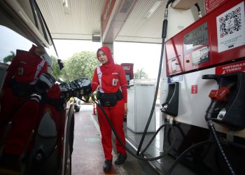 Petugas melayani pengisian bahan bakar minyak (BBM) di SPBU 34-15137 Rest Area KM 14 Tol Tangerang - Jakarta di Pinang, Kota Tangerang, Banten. (Dok. Antara/Muhammad Iqbal/nym).