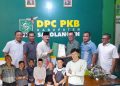 Ir. M. Fauzi saat Mengambil Formulir Pencalonan Bupati Sarolangun di DPC PKB. (Dok. Bagas).