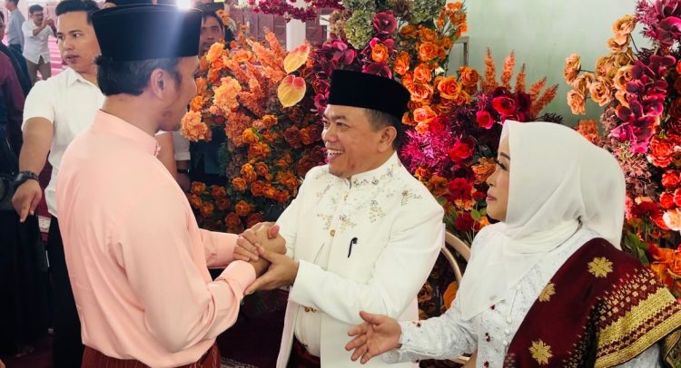 Ketua DPRD Provinsi Jambi Memberikan Ucapan Selamat Kepada Gubernur Atas Pernikahan Putrinya. (Dok. Humas).