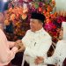 Ketua DPRD Provinsi Jambi Memberikan Ucapan Selamat Kepada Gubernur Atas Pernikahan Putrinya. (Dok. Humas).