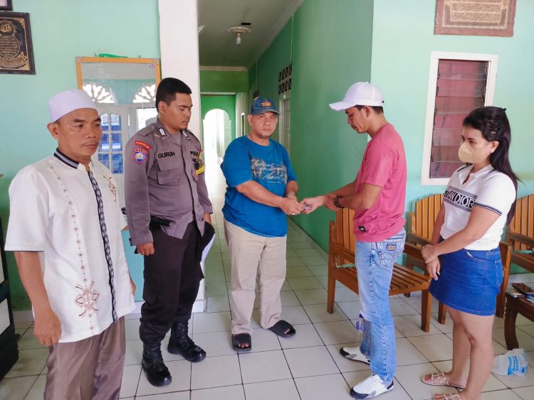 Kedua Pelaku (Kanan) saat Diamankan oleh Toko Masyarakat dan Bhabinkamtibmas Setempat. (Dok. Awan).