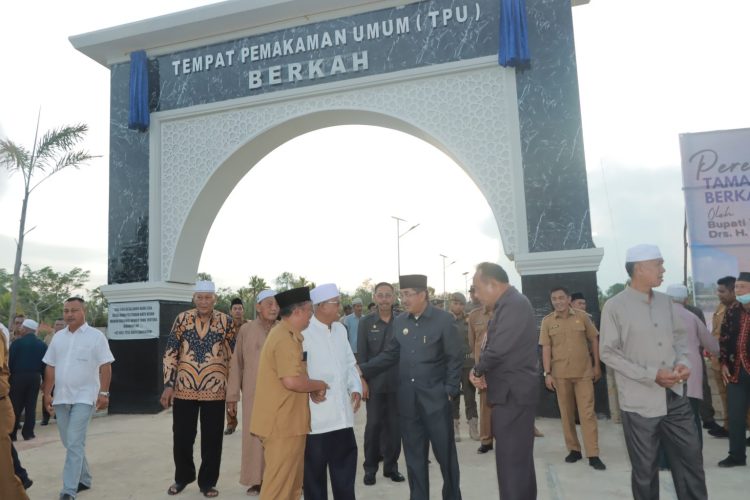 Bupati Berbincang dengan Warga saat Suasana Peresmian TPU Berkah. (Dok. Prokopim TJB).