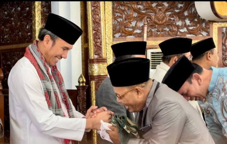 Ketua DPRD Provinsi Jambi, Edi Purwanto (Baju Putih) Bermaf-Mafan Usai Sholat I'id di Masjid Agung Al-Falah. (Dok. Humas).