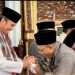 Ketua DPRD Provinsi Jambi, Edi Purwanto (Baju Putih) Bermaf-Mafan Usai Sholat I'id di Masjid Agung Al-Falah. (Dok. Humas).