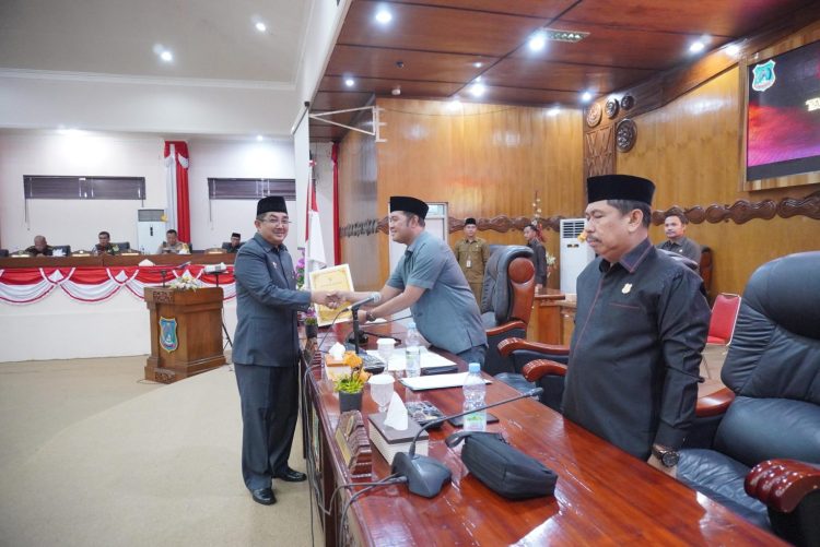 Bupati Tanjab Barat Ikuti Rapat Paripurna Ketiga DPRD. (Dok. Prokopim TJB).