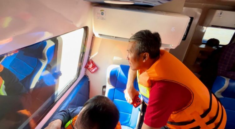 Ketua DPRD Provinsi Jambi, Sabtu (18/5) memantau langsung kerusakan jembatan pasca ditabrak tongkang batu bara. (Dok. Humas).