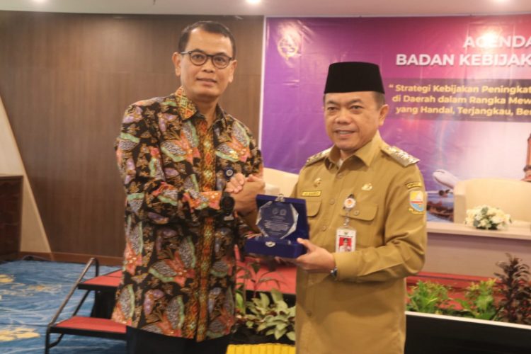 Gubernur Jambi Al Haris bersama Kepala Pusat Kebijakan Prasarana Transportasi dan Integrasi Moda, Kementerian Perhubungan, Capt. Novyanto Widadi, Selasa (21/5). / Foto/Ist