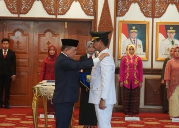 Prosesi pelantikan Raden Najmi sebagai Pj Bupati Muarojambi dan perpanjangan masa jabatan Bachril Bakri, sebagai Pj Bupati Sarolangun. / Foto/Ist