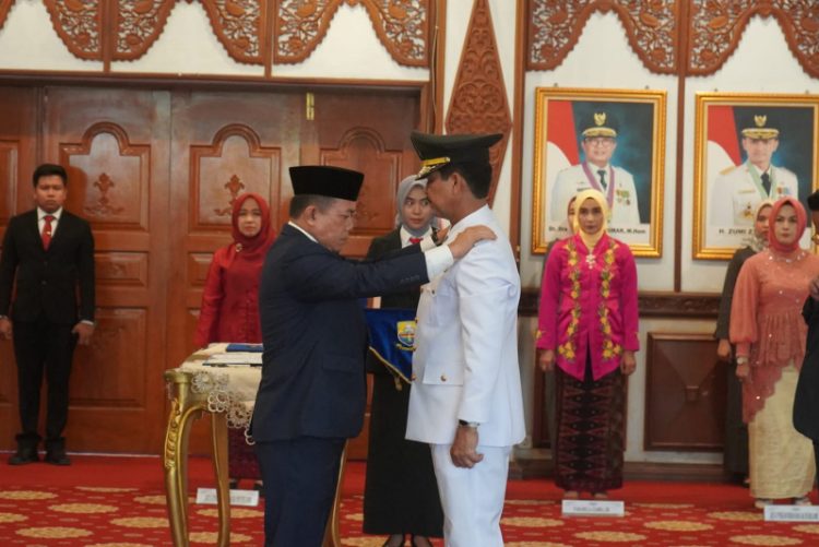 Prosesi pelantikan Raden Najmi sebagai Pj Bupati Muarojambi dan perpanjangan masa jabatan Bachril Bakri, sebagai Pj Bupati Sarolangun. / Foto/Ist
