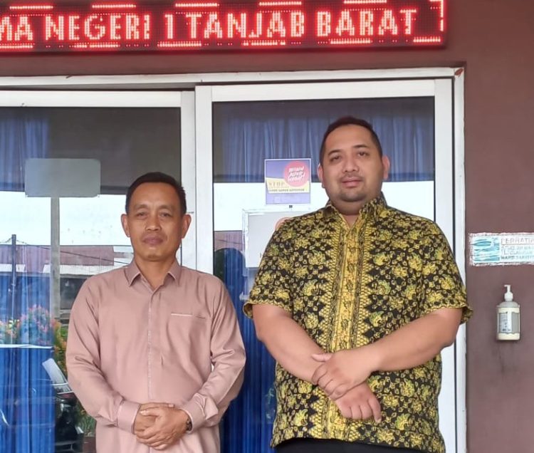 Waka DPRD Provinsi Jambi, Pinto Jayanegara saat berkunjung ke SMAN 1 Tanjab Barat. (Dok. Humas).