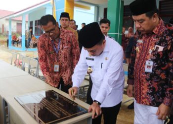 Gubernur Jambi Al Haris saat meresmikan gedung baru di SMK Negeri 15 Merangin, Jumat (24/5). / Foto/Ist
