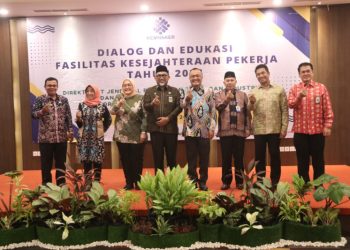 Sekda Provinsi Jambi, Sudirman saat membuka Dialog dan Edukasi Fasilitas Kesejahteraan Pekerja dan Pelayanan Keluarga Berencana di Tempat Bekerja, di Hotel BW Luxury Jambi, Kamis (2/5) malam. (Dok. Istimewa).