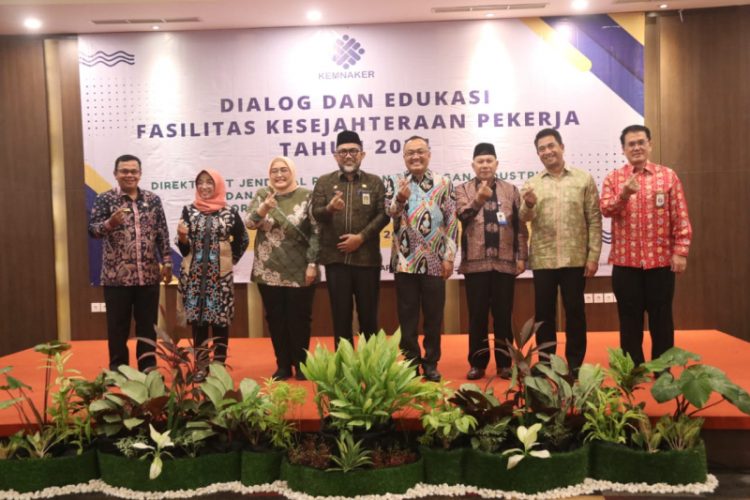 Sekda Provinsi Jambi, Sudirman saat membuka Dialog dan Edukasi Fasilitas Kesejahteraan Pekerja dan Pelayanan Keluarga Berencana di Tempat Bekerja, di Hotel BW Luxury Jambi, Kamis (2/5) malam. (Dok. Istimewa).