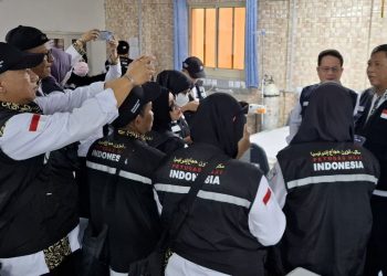 Kepala KKHI, Karmijono menjelaskan kepada tim MCH tentang kesehatan jemaah. (Dok. Humas Kemenag).