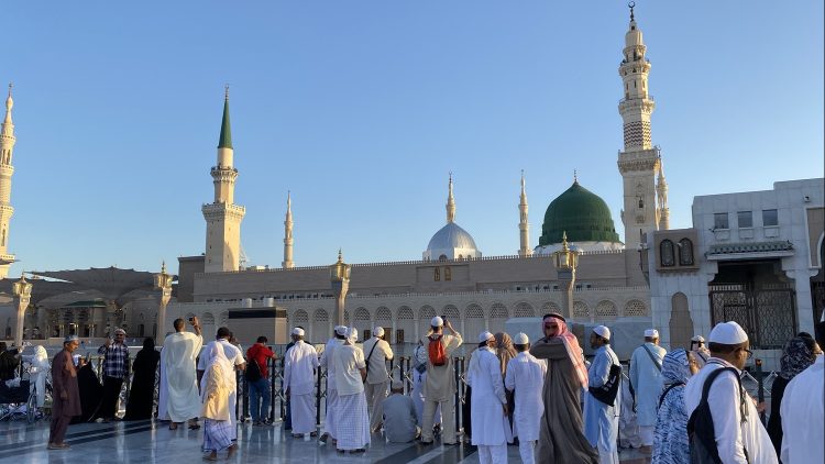 Suasana di pelataran Masjid Nabawi depan pintu masuk ke Raudhah. (Dok. Kemenag).