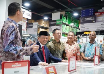 Gubernur Jambi Al Haris saat peresmian Gedung Mitra 10 Jambi Business Center (JBC) dan penandatanganan prasasti di Mitra 10 JBC, Simpang III Sipin Jambi, Rabu (22/5). / Foto/Ist