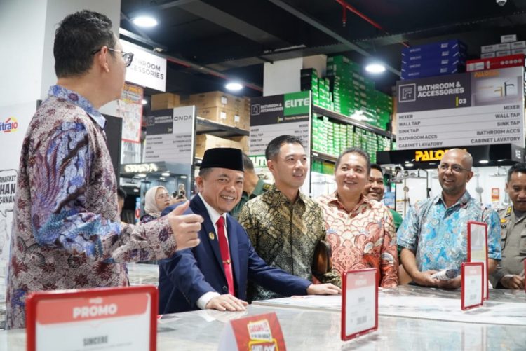 Gubernur Jambi Al Haris saat peresmian Gedung Mitra 10 Jambi Business Center (JBC) dan penandatanganan prasasti di Mitra 10 JBC, Simpang III Sipin Jambi, Rabu (22/5). / Foto/Ist