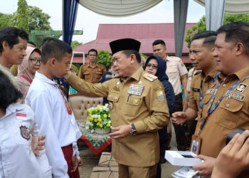 Gubernur Jambi Al Haris saat menyerahkan bantuan pendidikan kepada siswa tak mampu / Foto/Ist