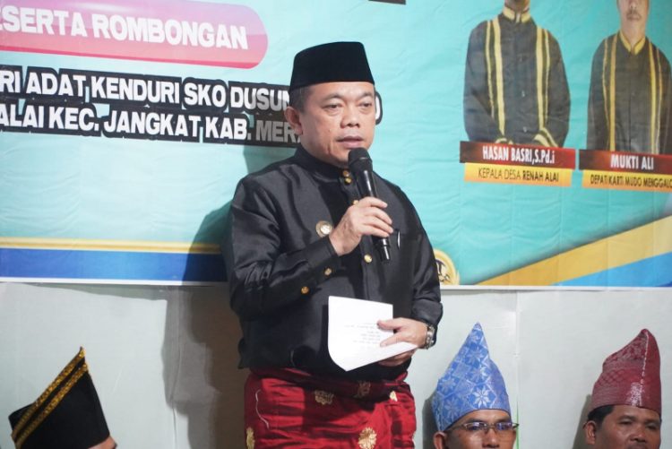 Gubernur Jambi Al Haris menyampikan sambutan dalam kegiatan Kenduri Sko Dusun Tigo Kecamatan Jangkat, Kabupaten Merangin, Jumat (03/5) malam. (Dok. Istimewa).