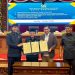 Pimpinan DPRD dan Gubernur Jambi Menunjukan Nota Kesepakatan Perubahan RPJMD yang Sudah Ditandatangani. (Dok. Humas).