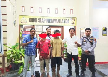 Dua Pelaku Pencurian Buah SawitWarga Diamankan di Mapolsek Pauh. (Foto: Awan).