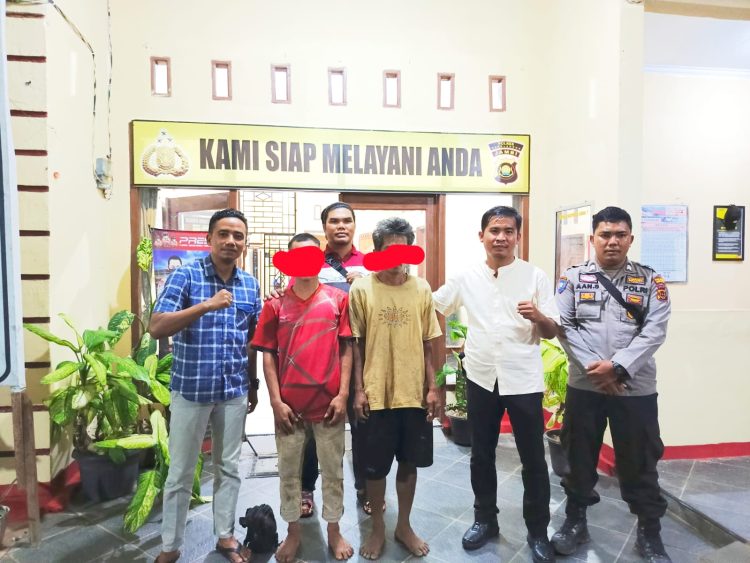 Dua Pelaku Pencurian Buah SawitWarga Diamankan di Mapolsek Pauh. (Foto: Awan).