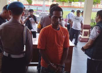 Tersangka AY saat Diamankan di Mapolres Sarolangun. (Foto: Awan).