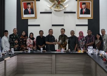 Ketua Komisi III DPRD Provinsi Jambi, Wartono Trian Kusumo saat Bertukar Cindera Mata dengan Pihak Pansus 10 DPRD Jawa Tengah. (Foto: Hasan).