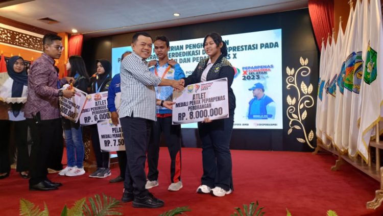 Penyerahan bonus oleh Gubernur Jambi Al Haris kepada atlet dan pelatih Popnas dan Peparpenas Jambi, Senin (20/5) / Foto/Ist