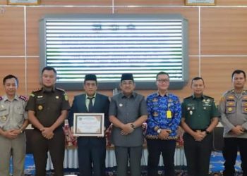 Bupati Foto Bersama Peserta Sidang Gugus Tugas Revorma Agraria Tingkat Kabupaten Tanjab Barat. (Dok. Ist).