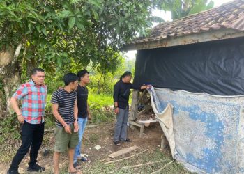 Diborgol, Terduga Pelaku Penyalahgunaan Narkoba saat Diamankan Polisi. (Foto: Awan).
