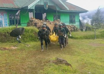 Aparat Kemanan Tengah Mengevakuasi Jenazah Korban. (Dok. Istimewa).