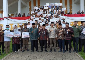 Gubernur Jambi Bersama Perwakilan Penerima Dana Hibah Pemprov di Merangin. (Dok. Ist).