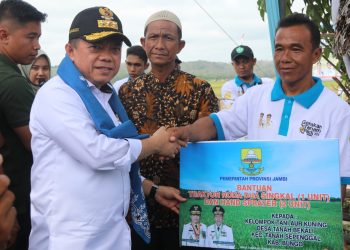 Gubernur Jambi Secara Simbolis Menyerahkan Bantuan Alat Pertanian kepada Kelompok Tani di Dusun Empelu Kecamatan Tanah Sepenggal. (Dok.Ist).